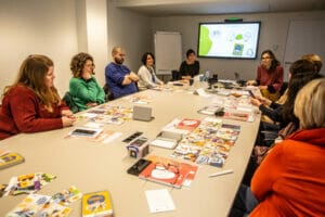 Participants qui jouent à différents jeux