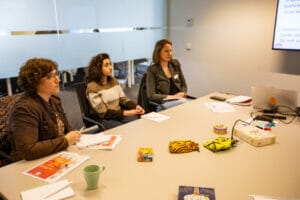 Participants qui jouent à différents jeux