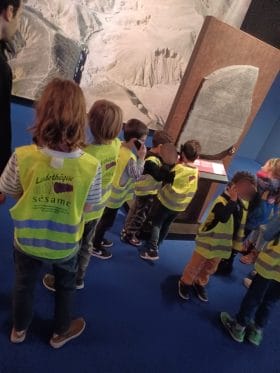 Enfants en visite dans un musée