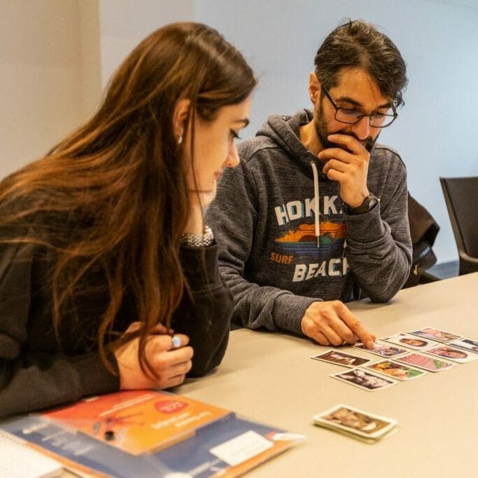 IMG_6533 Deux personnes qui jouent au jeu Compatibility